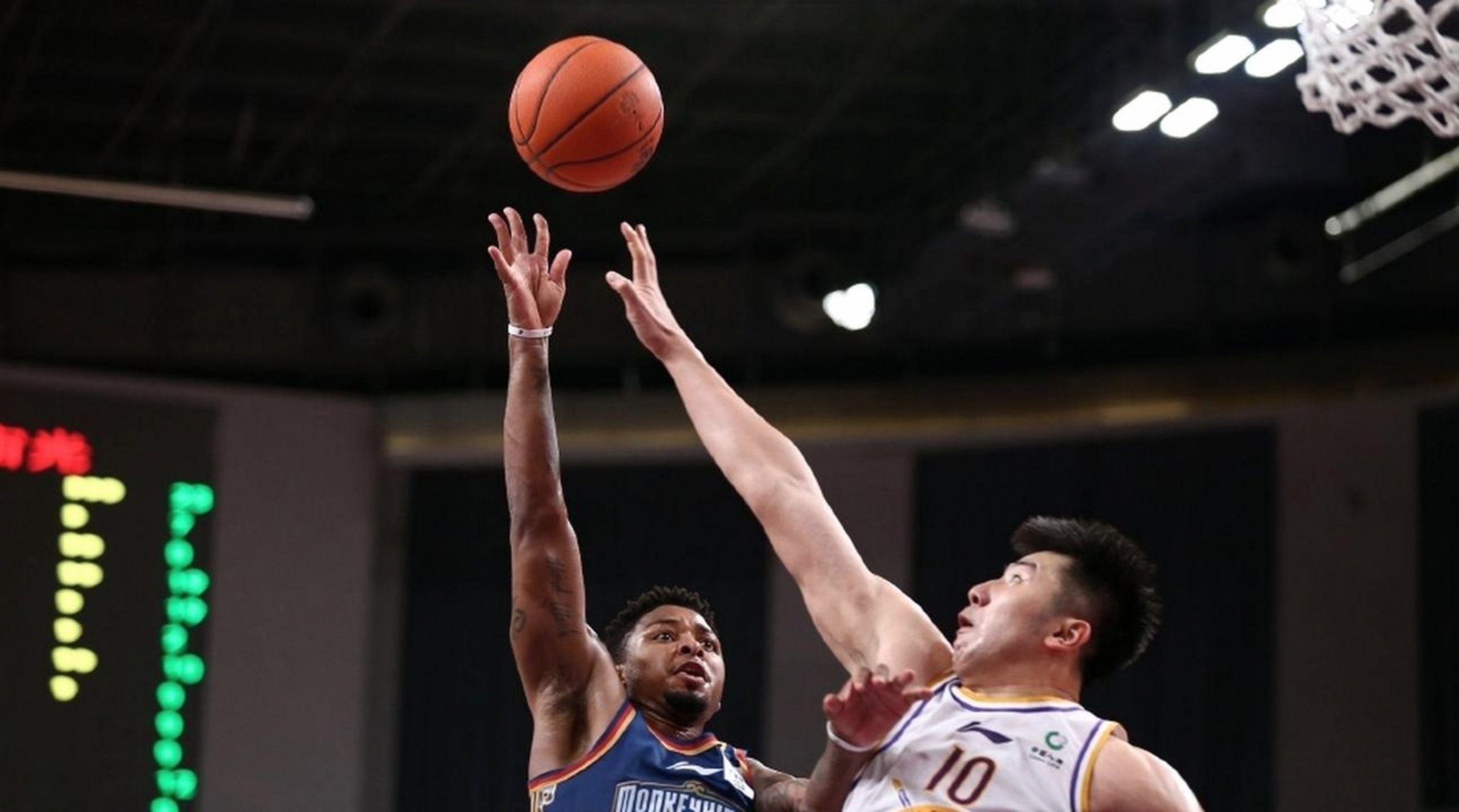 教练员非常耐心不厌其烦地给队员们讲解战术安排