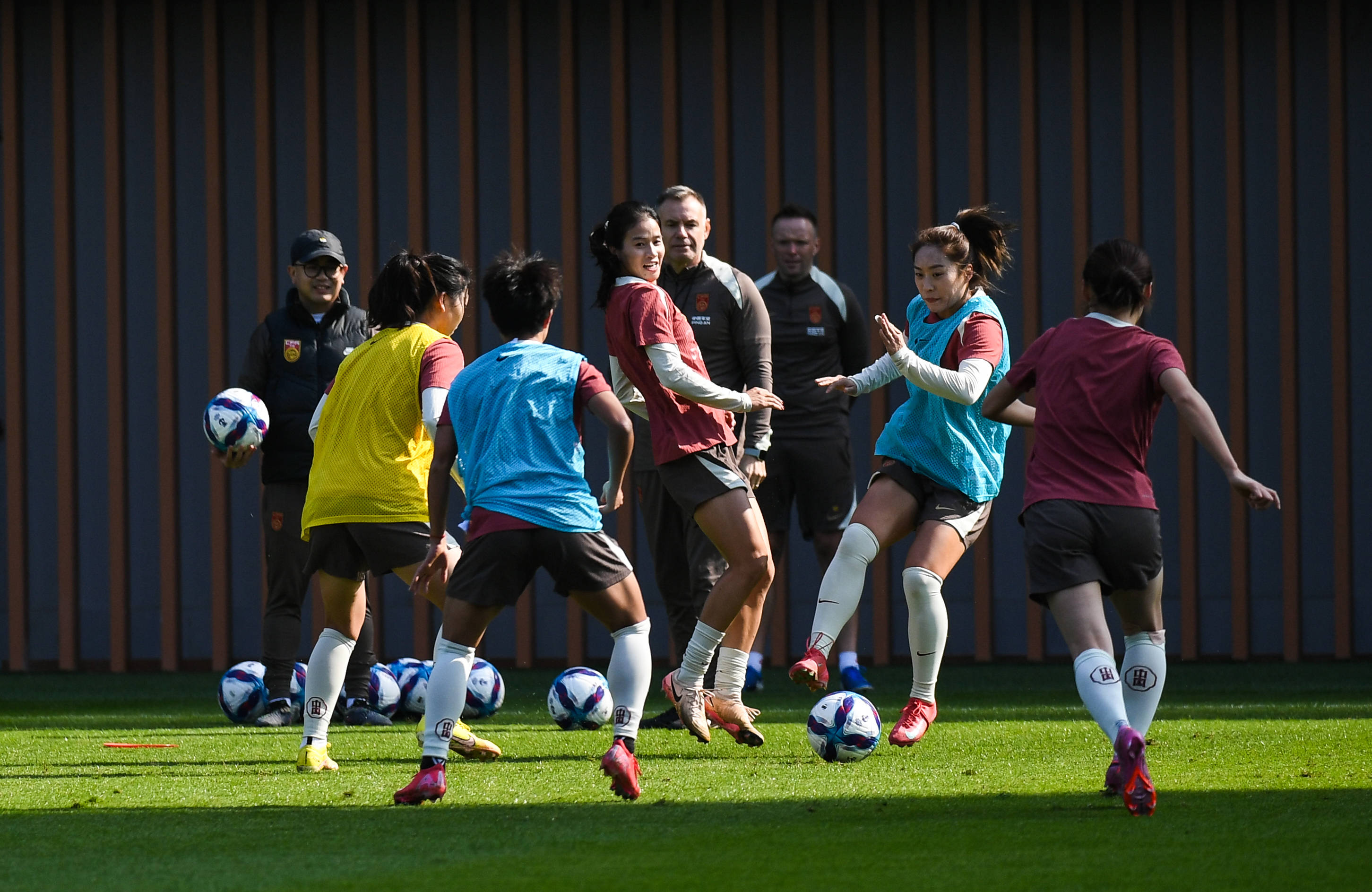 教练员非常耐心不厌其烦地给队员们讲解战术安排