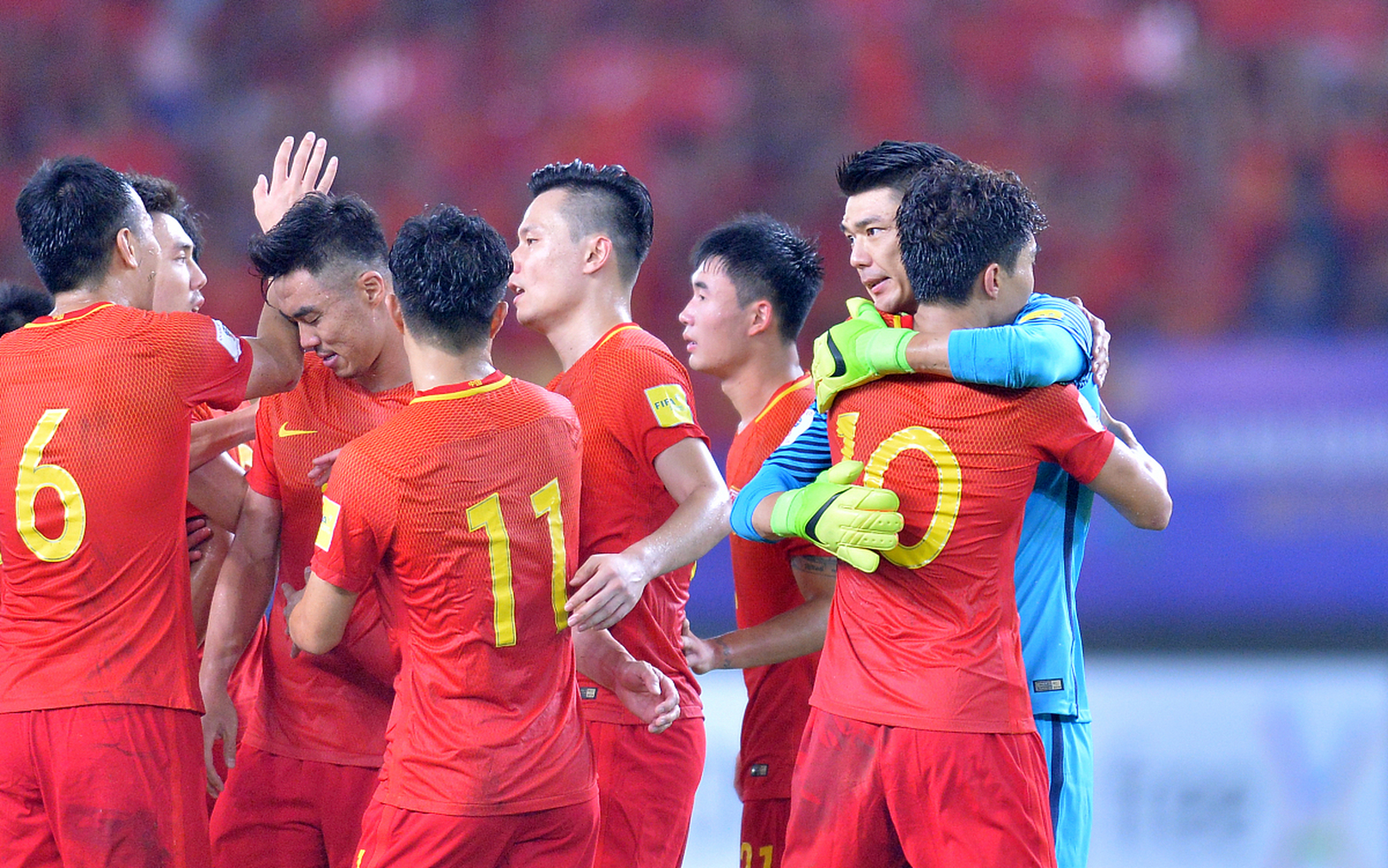 顶级球队在赛场上展现出强劲实力