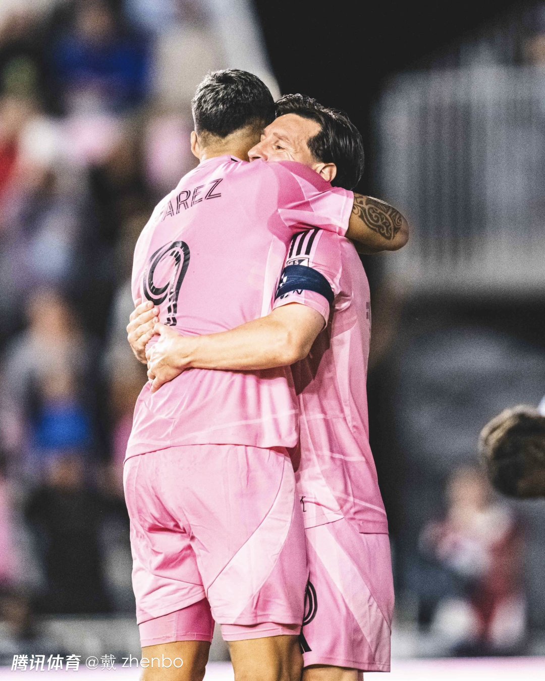 官方网站-梅西传球给苏亚雷斯