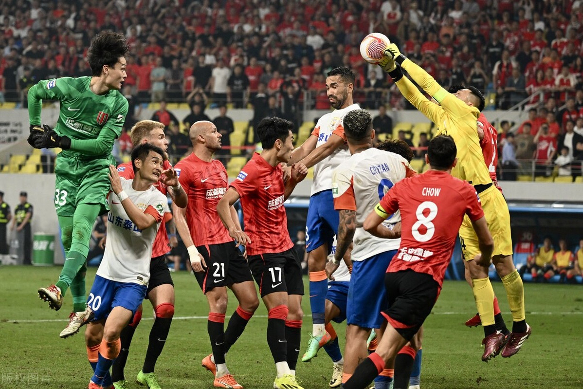 包含紧张瞬间震撼球迷，比赛现场热血沸腾的词条