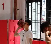 官方网站-比赛现场热血飙升，双方球员斗志昂扬，谁将笑到最后？的简单介绍